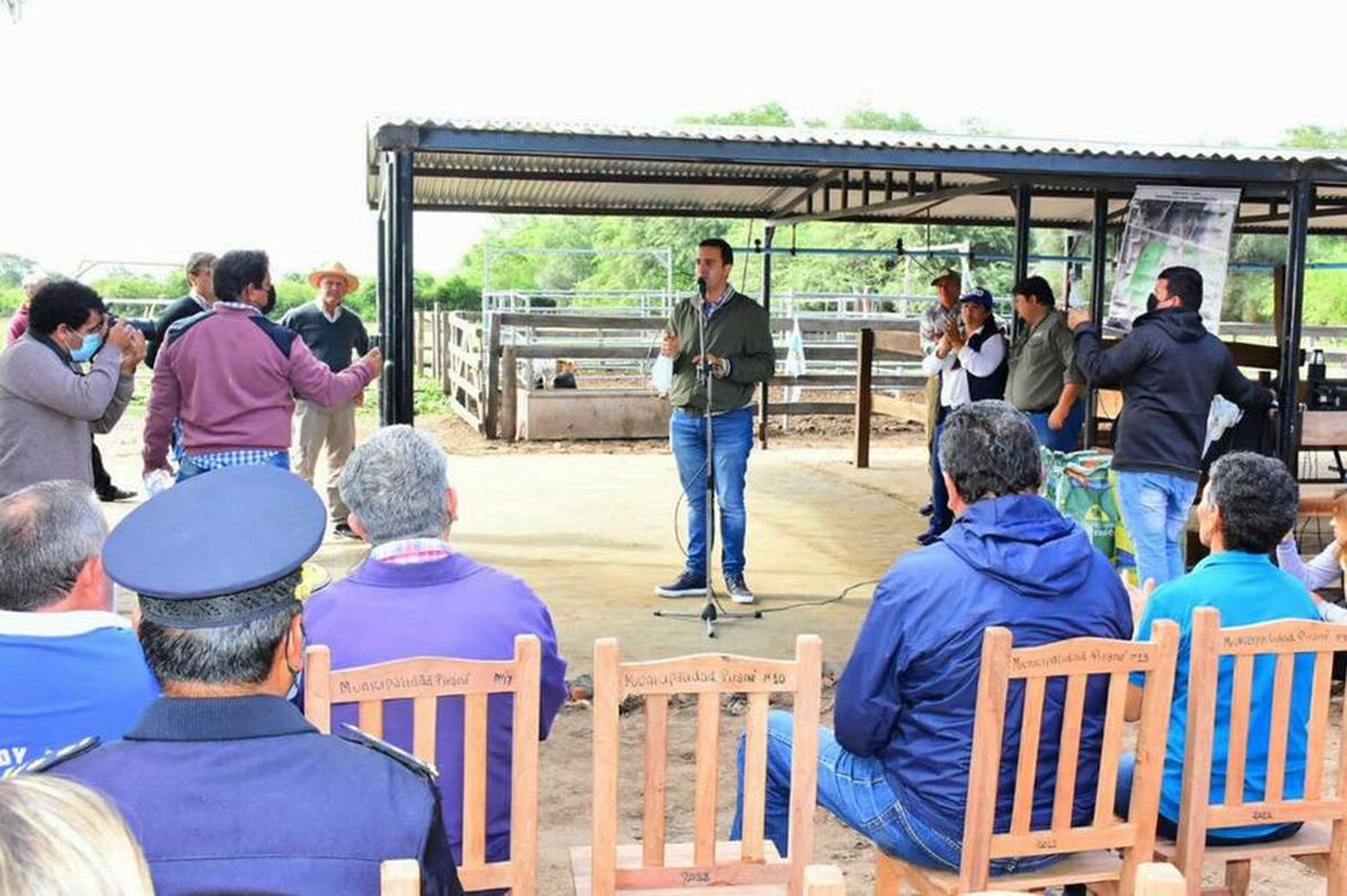 Resaltan el rol de la mujer en las prácticas agrícolas y de ordeñe