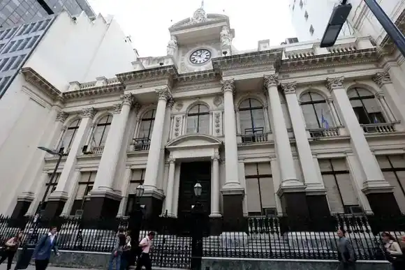 El Banco Central volvió a bajar la tasa de interés y la dejó en 50% anual