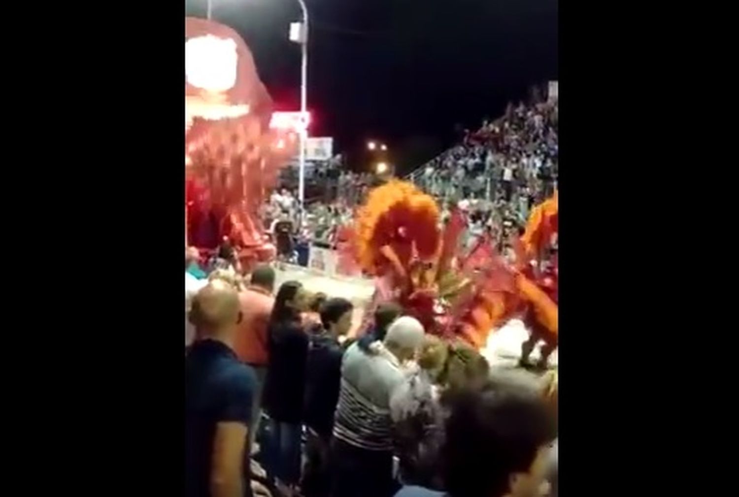 Nuevo video muestra cómo cayó parte de una carroza sobre una bailarina