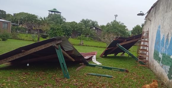 El temporal provocó caída de árboles y voladura de techos en Vuelta de Obligado