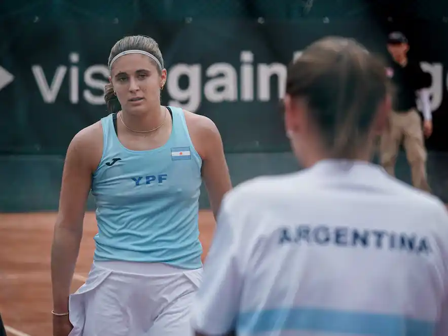 Julia Riera y Paola Suárez durante el segundo single frente a Perú . Foto Prensa AAT)