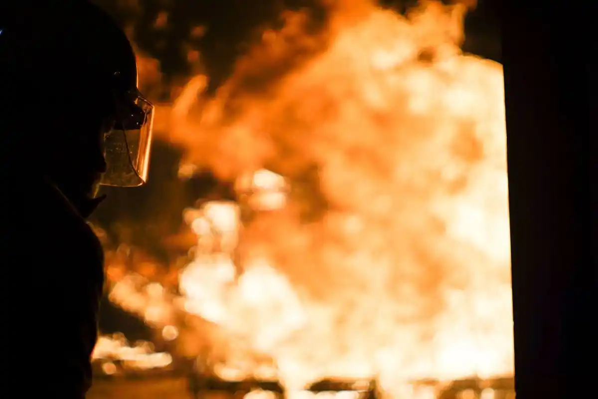 Chascomús: Diez dotaciones de bomberos pudieron controlar y sofocar un incendio de grandes proporciones en el monte de la fábrica de Villa de Sur