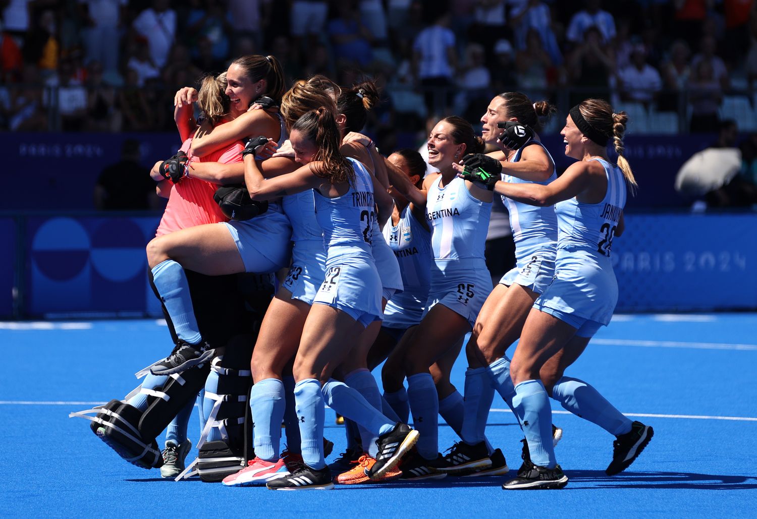 Las Leonas clasificaron a semifinales en un final para el infarto.