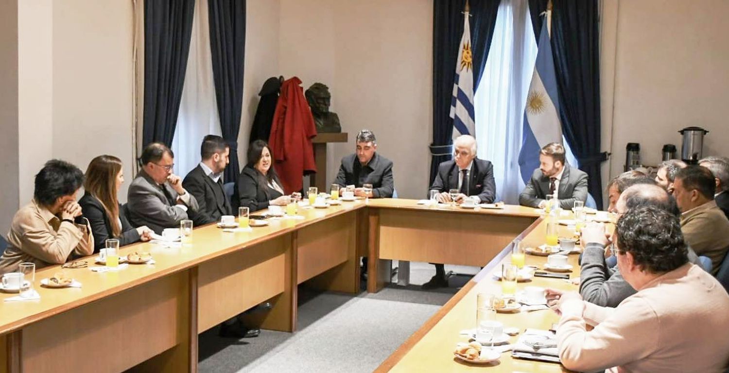 Azcué participó de una reunión con el Embajador Argentino en Uruguay y el intendente Lima