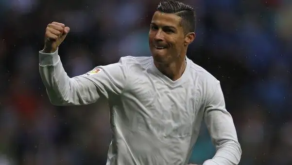 Real Madrid ganó con un doblete de Ronaldo y le metió presión al Barsa