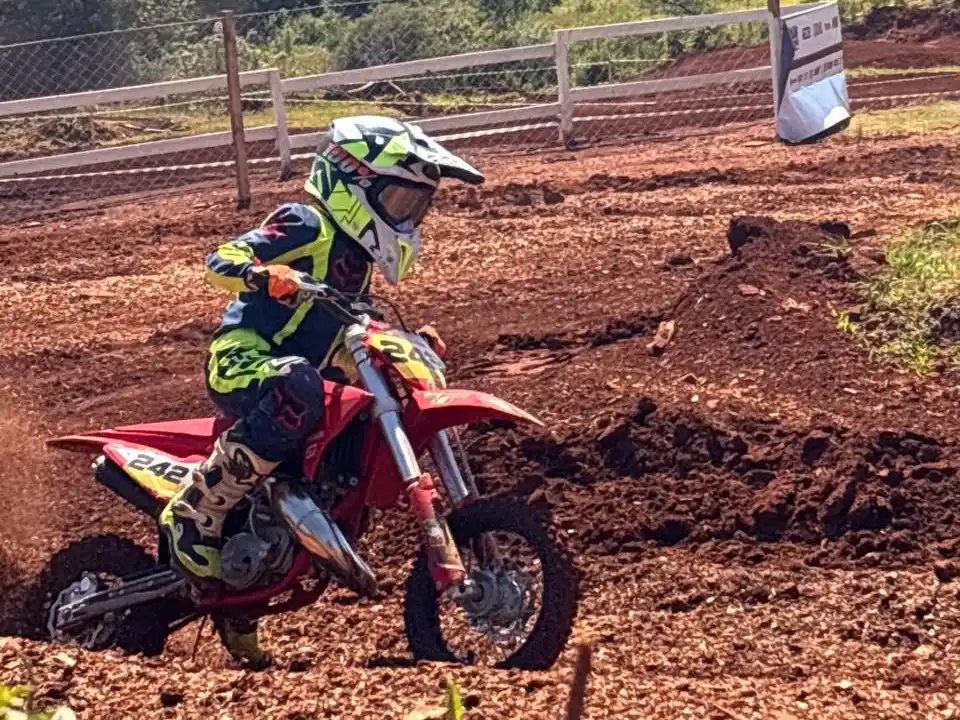 Gran desempeño Valentino Bogue en una fecha única de motocross en Misiones