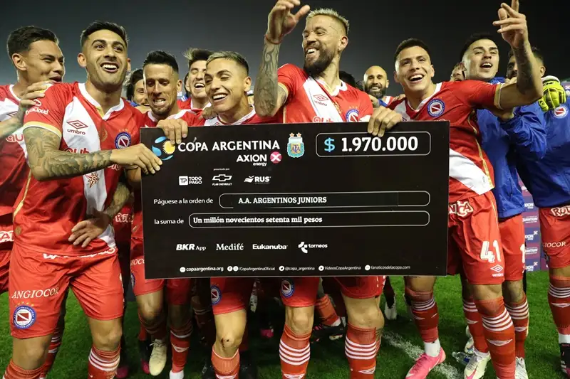El festejo final de los jugadores de Argentinos.