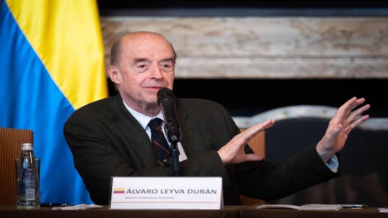 Canciller de Colombia cayó en desgracia por licitación de pasaportes: LO SUSPENDIERON POR 3 MESES