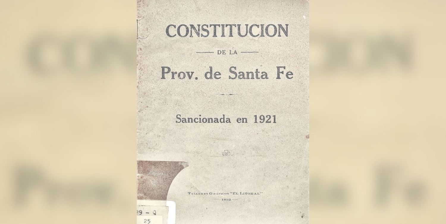 Portada de la Constitucion de la Provincia de Santa Fe sancionada en 1921, impresa en los talleres graficos de El Litoral en 1932. Crédito: Archivo.