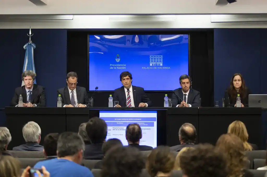 El Gobierno buscará renegociar con el FMI y extender los vencimientos de deuda