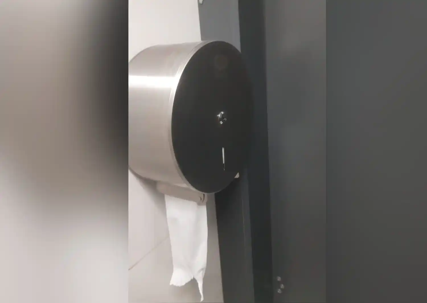 El reclamo de un vecino: "Ir a cag@r a una estación de servicio del centro porque no hay agua"