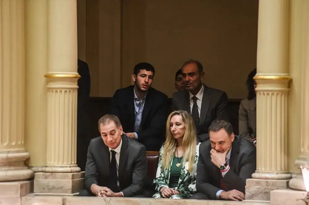 Karina Milei con Santilli y Adorni en el Senado.