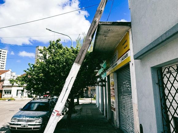 Cayó un poste de cables en el barrio Sarmiento tras los fuertes vientos: no hubo heridos