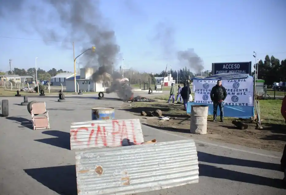 Piquete en el  PIT en reclamo de respuestas  para los operarios de Cinpal