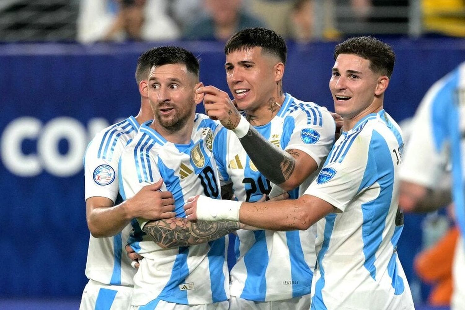 Lionel Messi, junto a Enzo Fernández y Julián Álvarez, en la victoria ante Canadá.