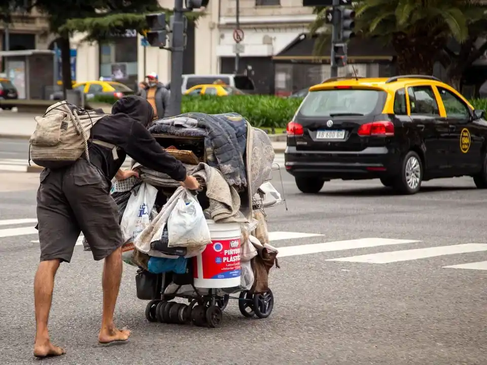 La pobreza bajó a 38,1% en el segundo semestre, según Indec