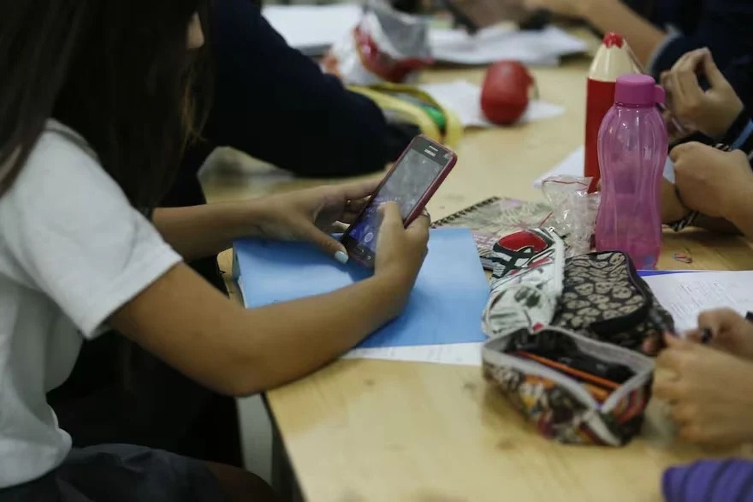En Mar del Plata comenzaron a implementar nuevas pautas para uso de celulares en escuelas primarias municipales