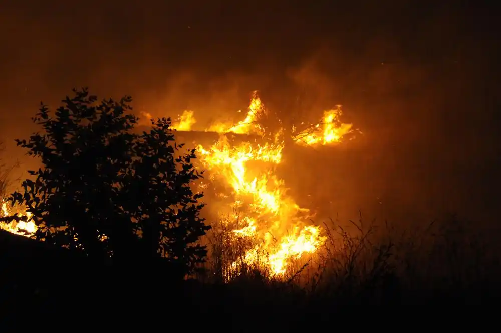 Un incendio afectó un amplio sector de la  cantera Cattoni y la zona del barrio Mirage