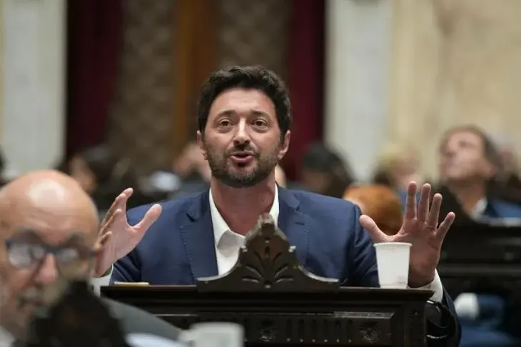 "Creemos que a Adorni hay que correrlo", sostuvo.