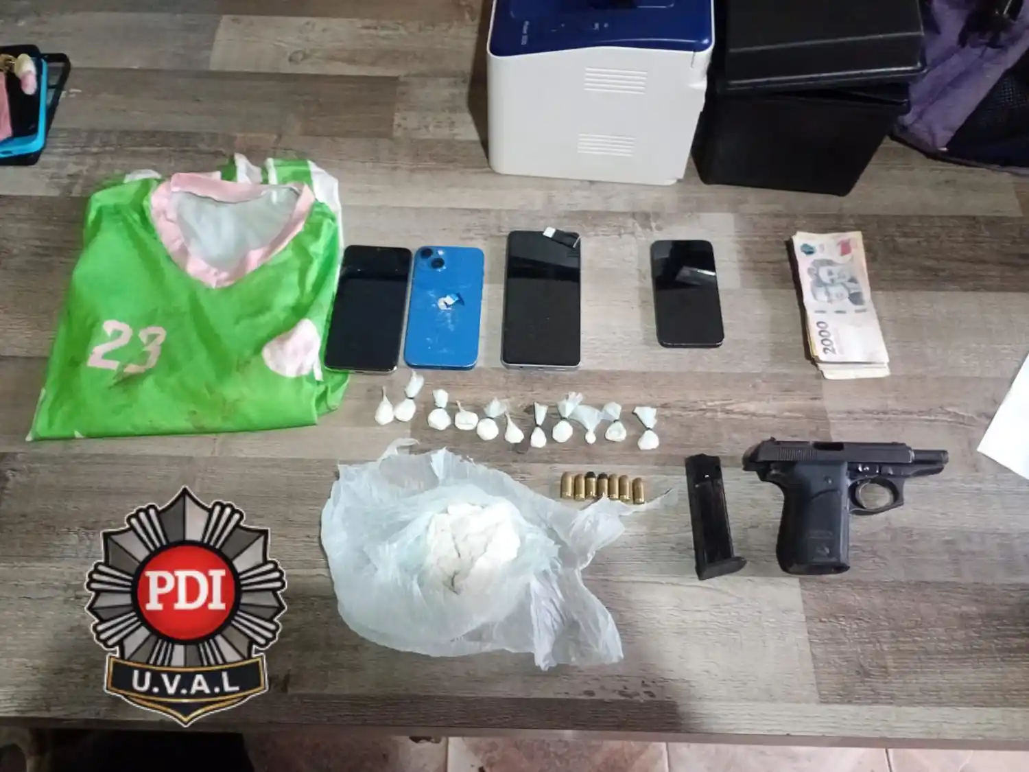 Dos menores fueron detenidos en Villa Gobernador Gálvez con drogas y un arma de fuego