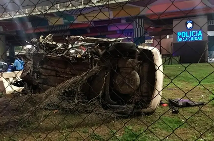 Espectaculares imágenes: Un auto cayó desde la Av. General Paz y quedó sobre Av. Libertador