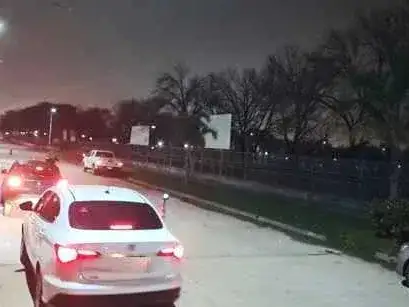 Circulaban a gran velocidad chocaron entre 
y uno terminó contra un poste de alumbrado