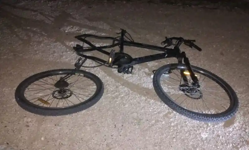 Un ciclista fue atropellado por un auto en Olavarría y falleció: El conductor se dio a la fuga pero fue identificado