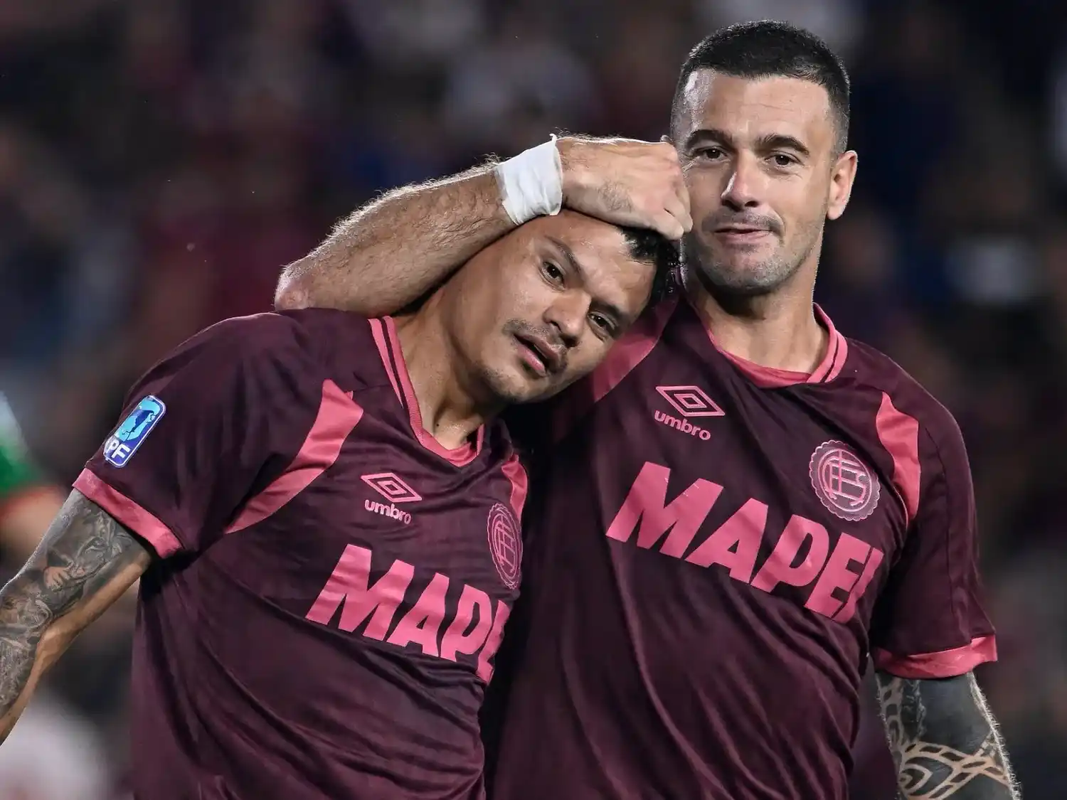 El festejo de Bou y Carrera, en una de los cinco tantos de Lanús.