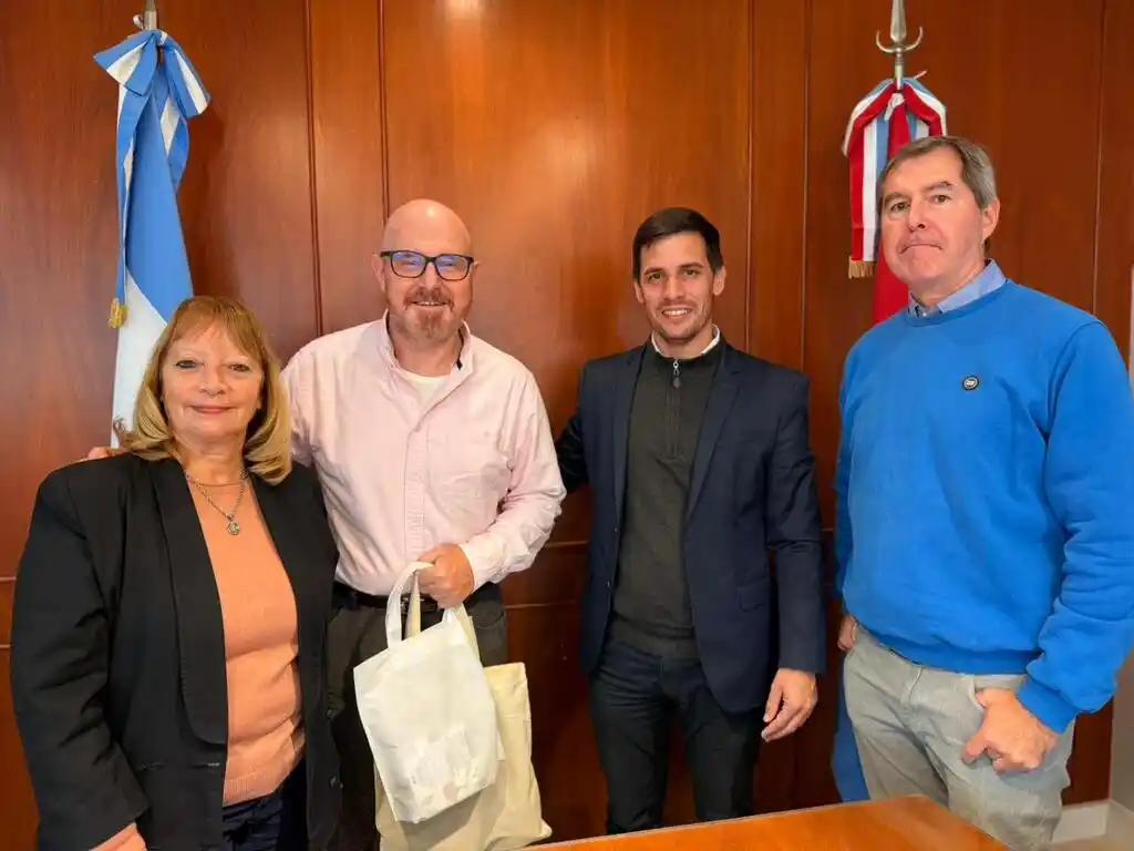 La secretaria de Educación y Cultura del Gobierno Municipal de Rafaela, Norma Becchio, Christopher Hughes, el intendente y el director de la Banda Municipal de Música, Esteban Fernández.