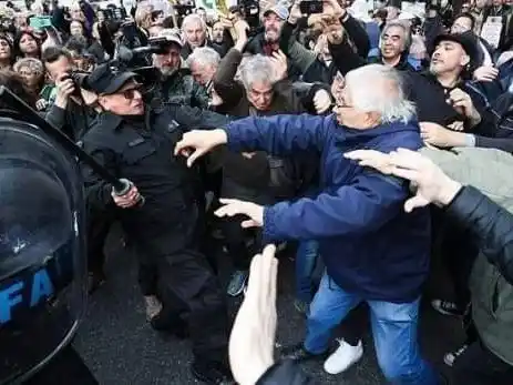 Represión con gases y palos a la movilización de jubilados al Congreso
