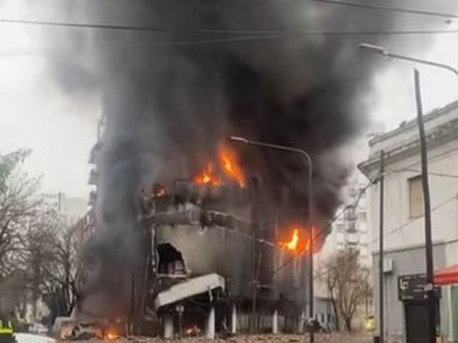 Incendio en La Plata: colapsó un depósito de electrodomésticos en plena tormenta