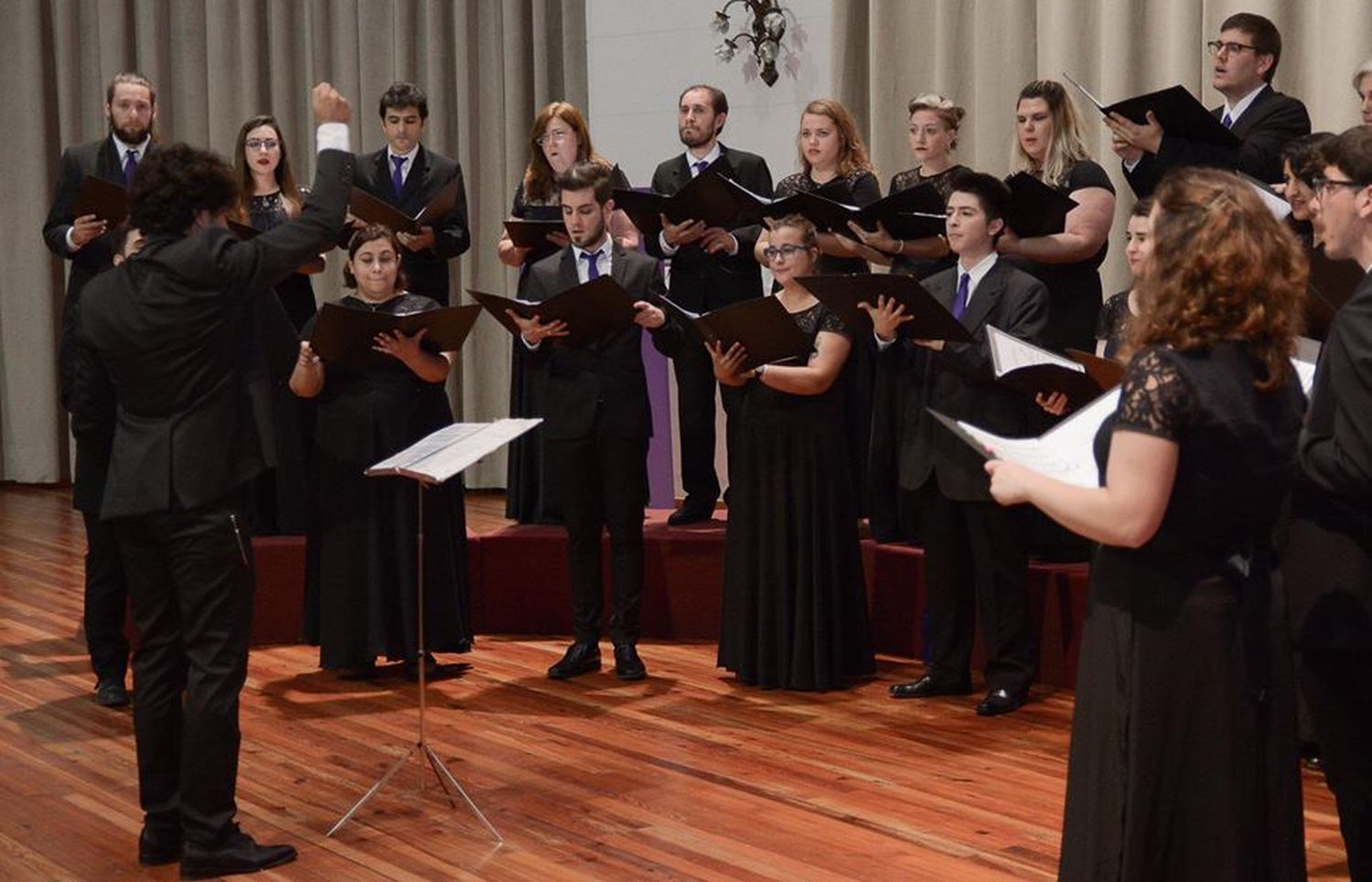 Una tandilense participa de coro galardonado con un Premio Konex al mejor de la década