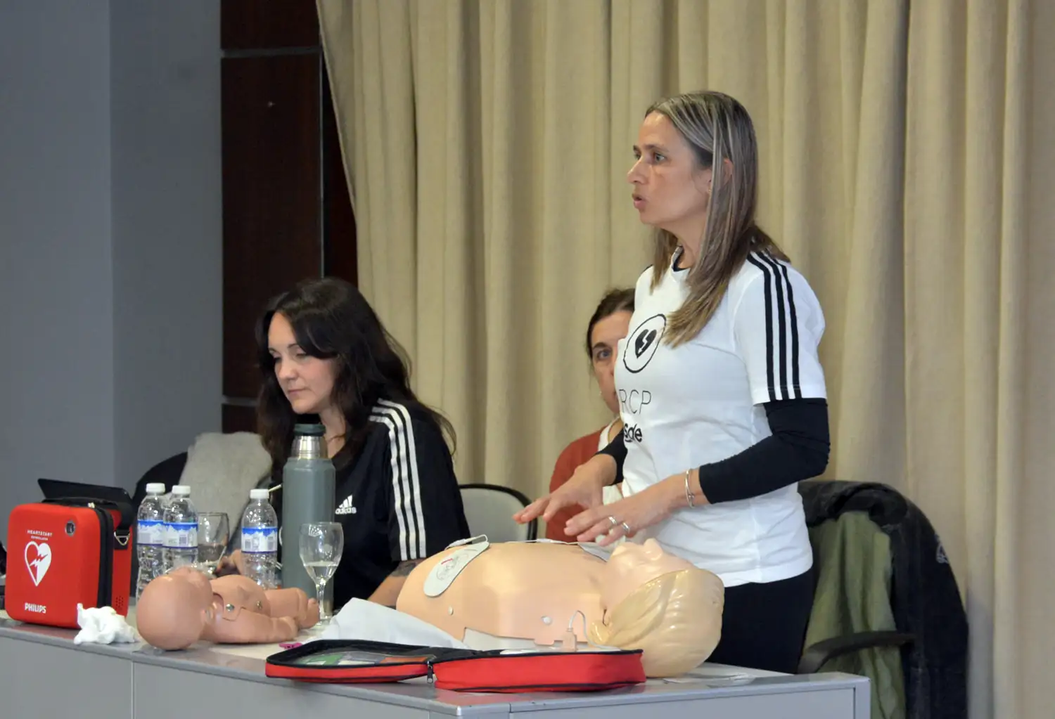 Las instructoras durante la capacitación en RCP en OSDE.
