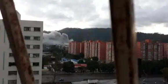 Incendio en Fuerte Tiuna alerta a caraqueños: «huele a plástico quemado»