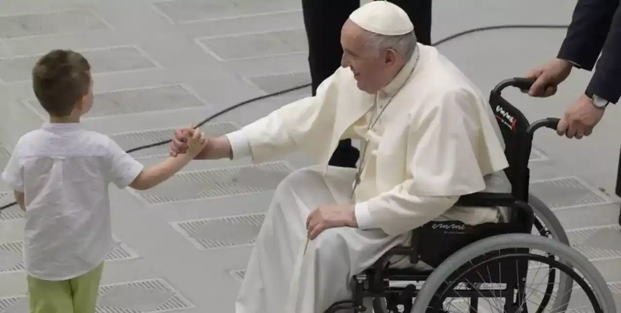 El papa Francisco no asistió a un acto debido a los intensos dolores en su rodilla derecha 