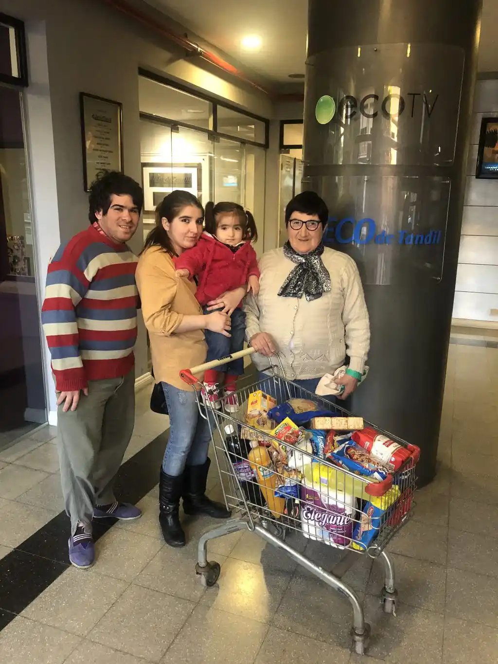 Fue entregado otro carro repleto de mercadería