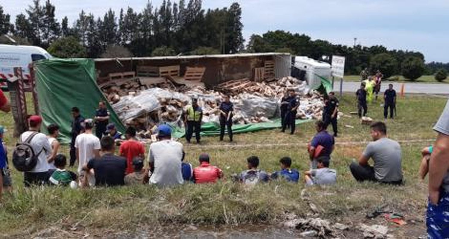 Camión volcado: “Son como aves de rapiña”
