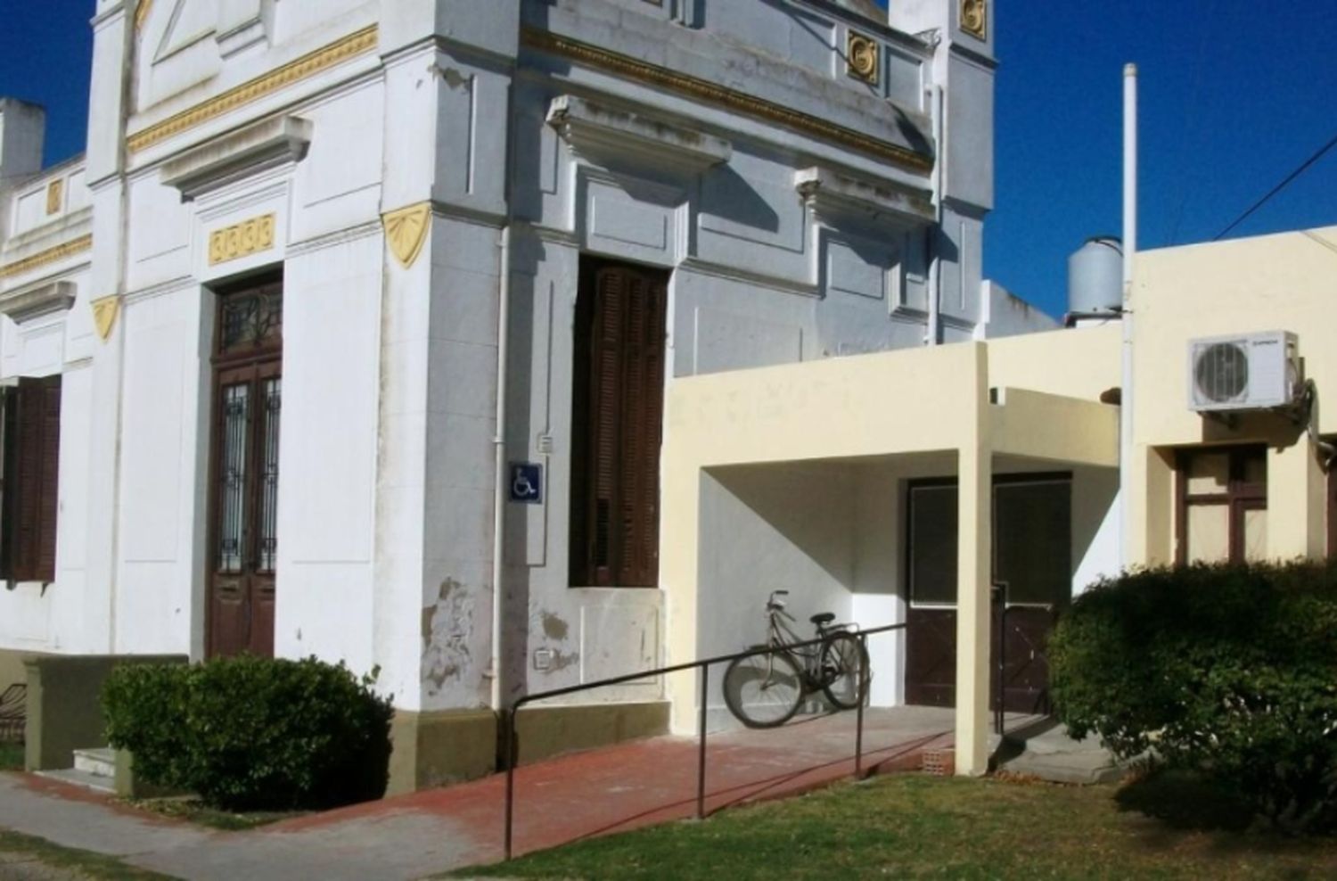 Rompió a patadas una puerta del Hospital Municipal y tuvieron que sedarlo