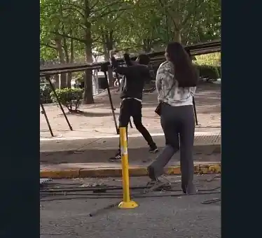 En las imágenes grabadas se deja en evidencia el violento accionar del hombre.