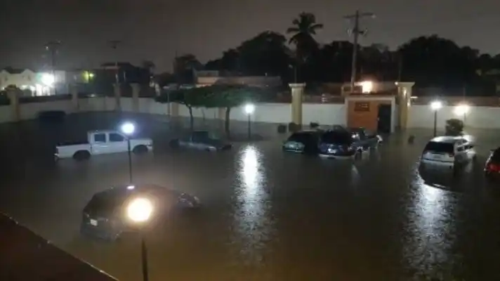 Dos horas de TORRENCIALES lluvias INUNDAN varios sectores del estado Zulia