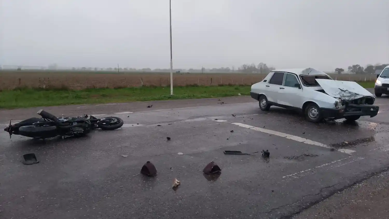 Accidente fatal en Ruta 10: un motociclista chocó de frente contra un automóvil