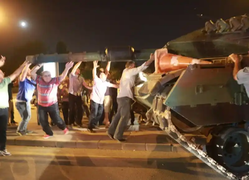 Turquía: actores suspendidos por sospechas golpistas