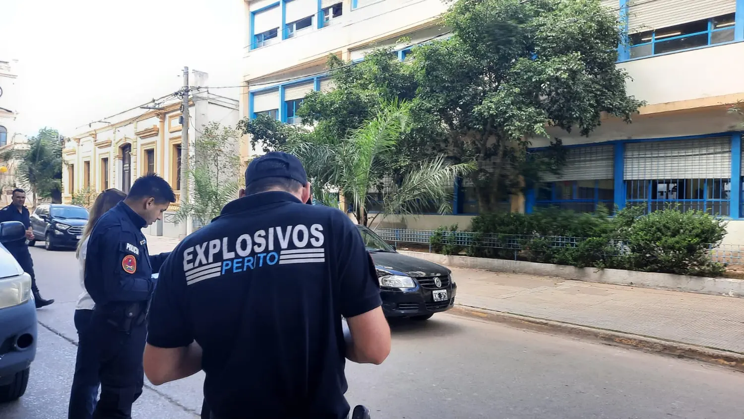 La Brigada Antiexplosivos seguía relevando edificios.