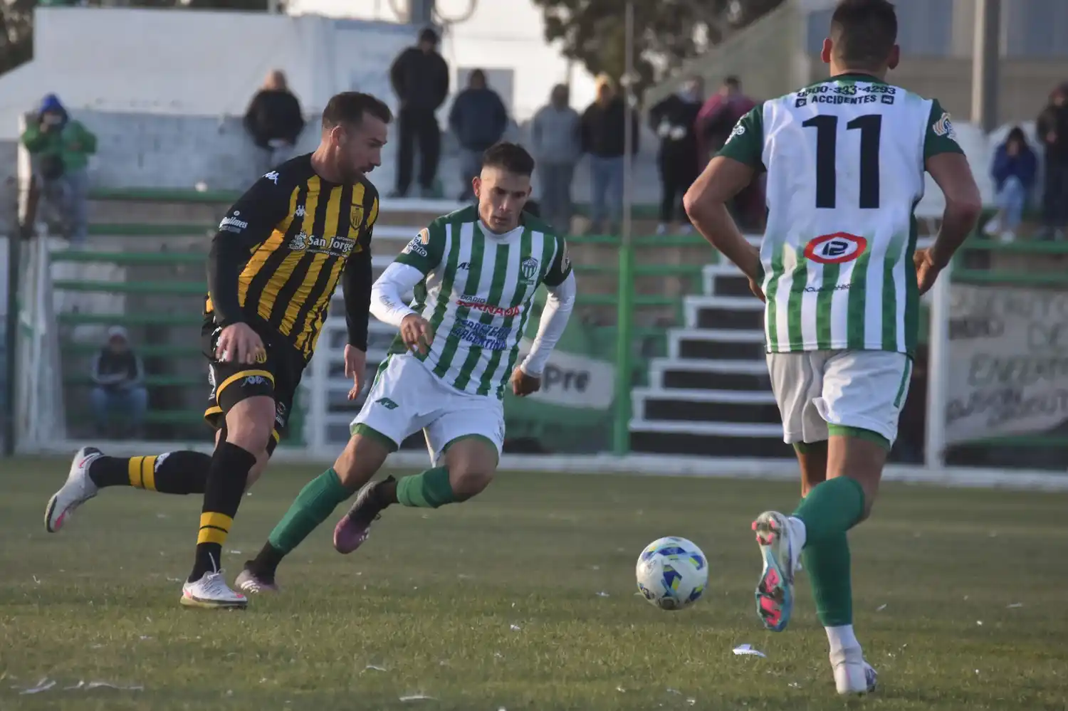 Emiliano López, delantero de Santamarina.