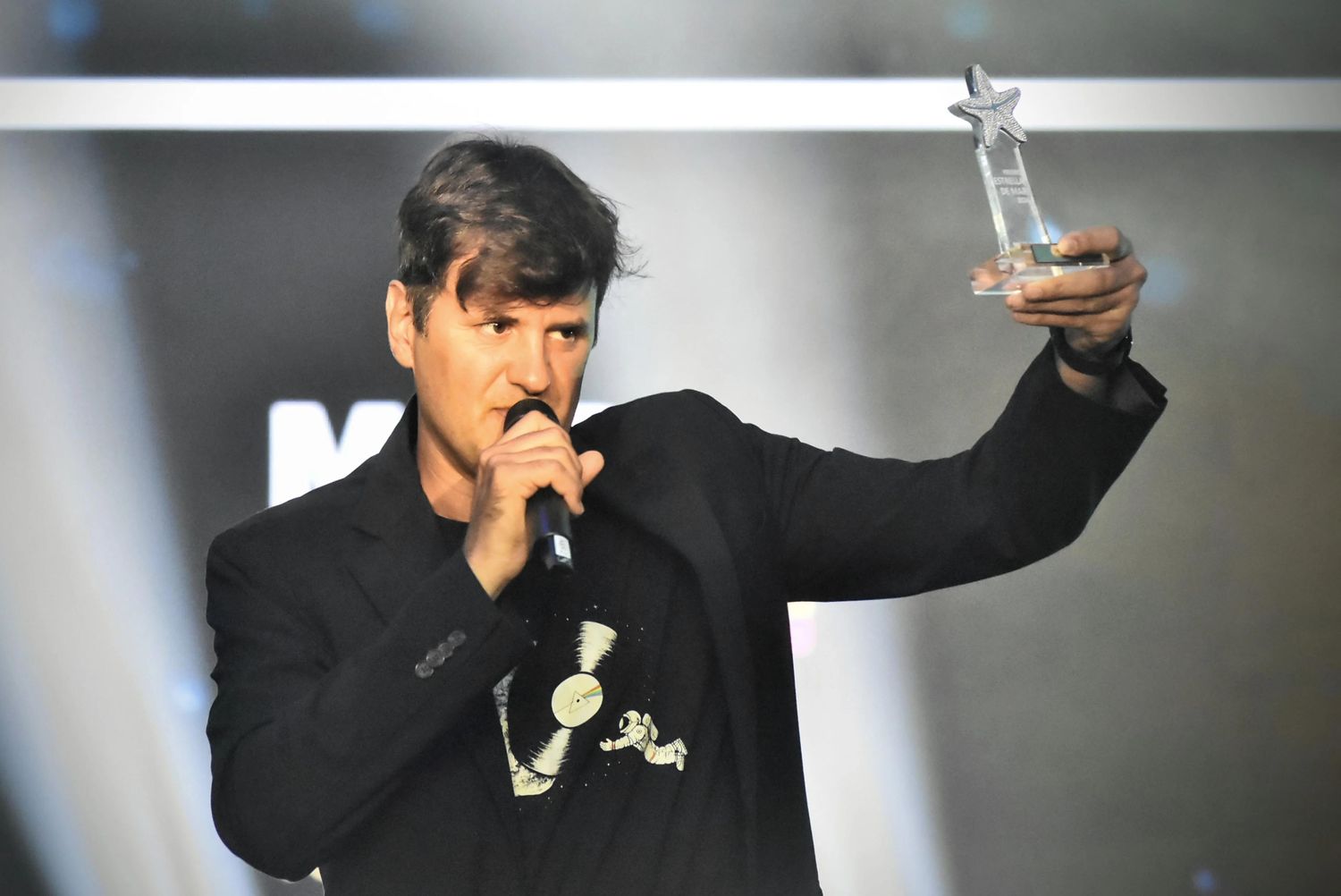 Ciro Martínez, con su premio Estrella de Mar de Oro