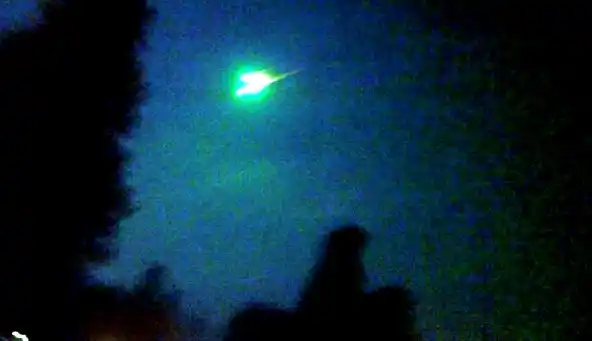 VIDEO: La luz verde que se vio en el cielo argentino iluminó la ciudad 