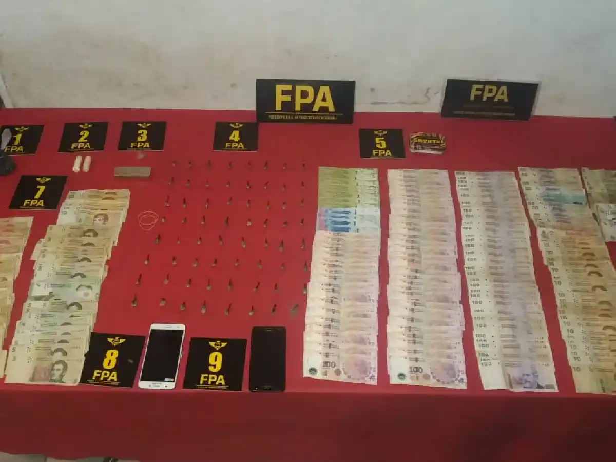 Detuvieron a un hombre que guardaba la cocaína en su mesa de luz