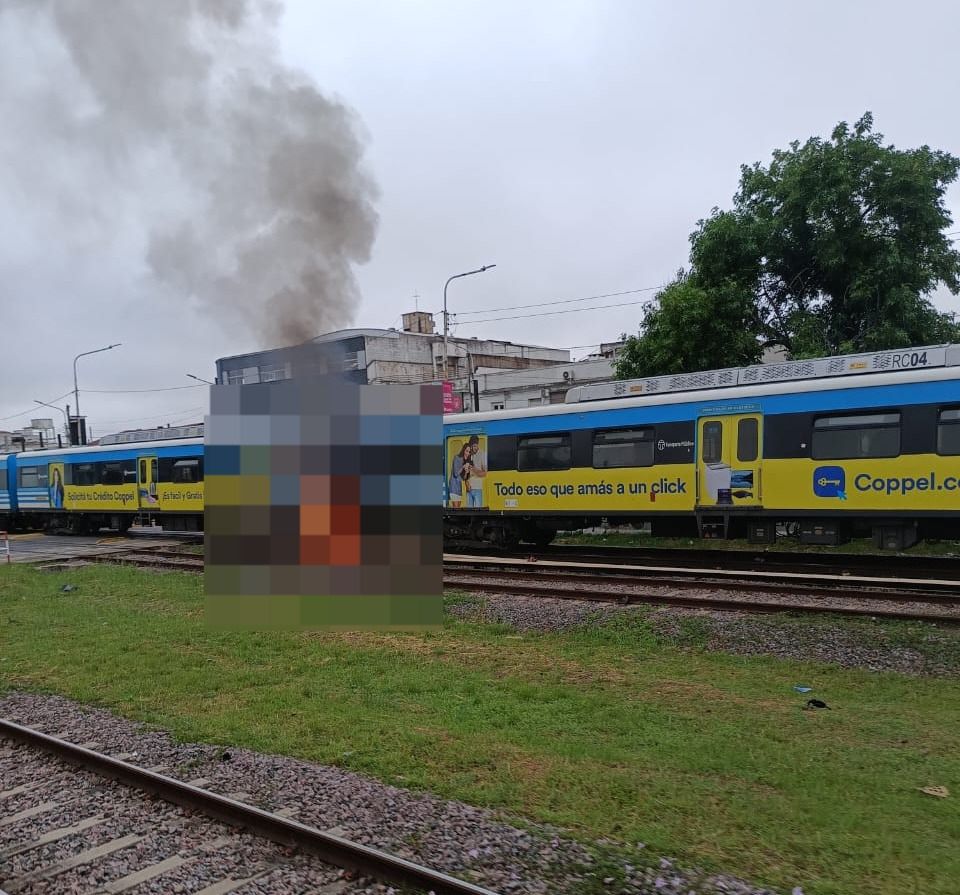 La moto del hombre fallecido se prendió fuego tras la colisión.