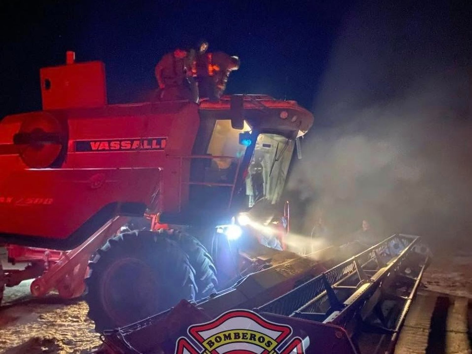 Gran susto en la región: una cosechadora tomó fuego y tuvieron que intervenir los bomberos