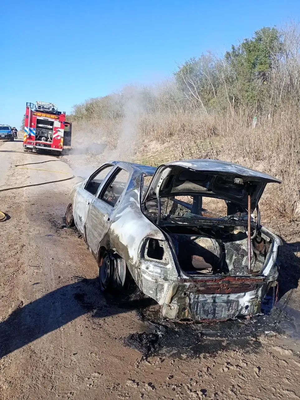 Un auto se prendió fuego en la calle Sobral y tuvieron que intervenir los bomberos